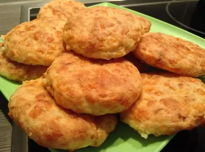 Сырные сконы