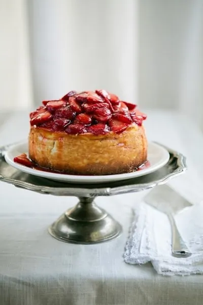 Чизкейк «Нью-Йорк» с клубничным соусом