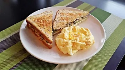 Сэндвич с тунцом и яичным облаком