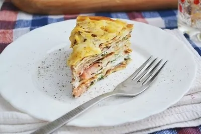 Блинчатый пирог с лососем