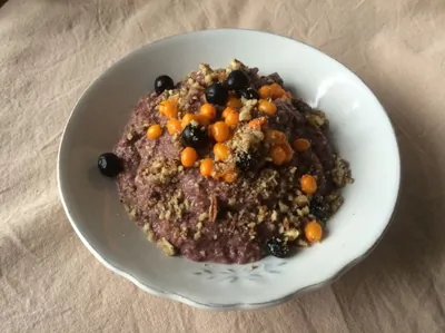 Льняная каша с клюквенным соком и черноплодкой, облепихой и пеканом
