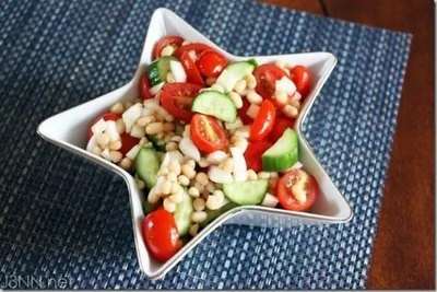 Салат с томатами, огурцами и белой фасолью