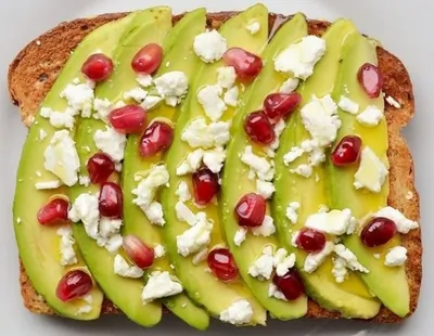 Тост с авокадо, фетой и гранатом