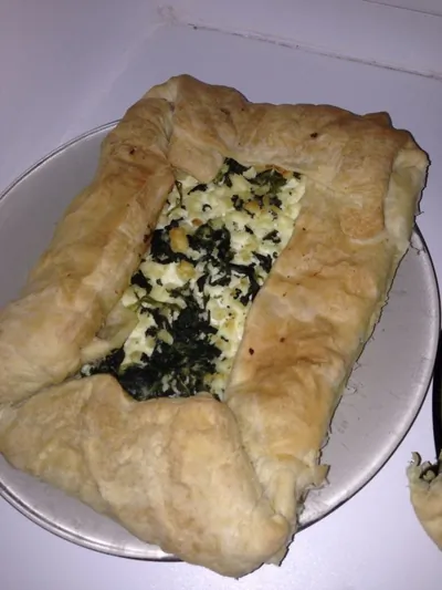 Пирог из слоеного теста со шпинатом и брынзой