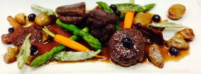 Запеченная вырезка оленины с винным соусом