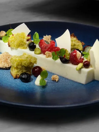 Йогуртовое желе с фисташковым кексом и ягодами