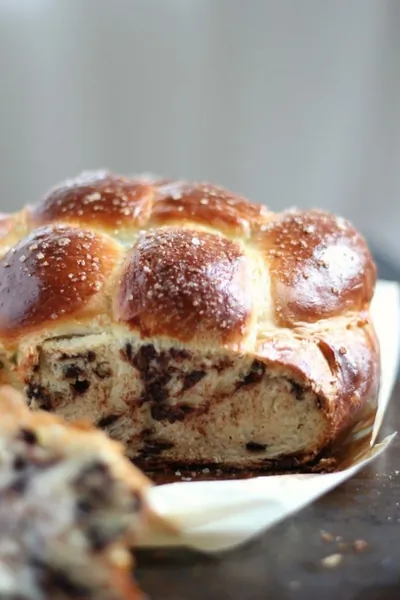 Сладкая хала с кусочками шоколада и солью