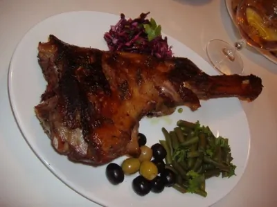 Запеченая баранина с чесноком и орегано