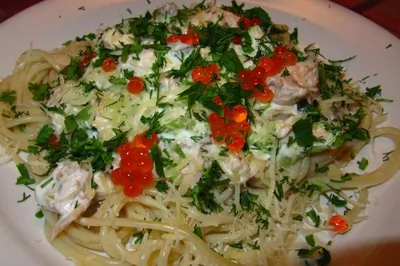 Спагетти с лососем и брокколи в сливочном соусе