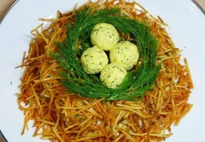 Картофельная закуска с курицей и яйцами