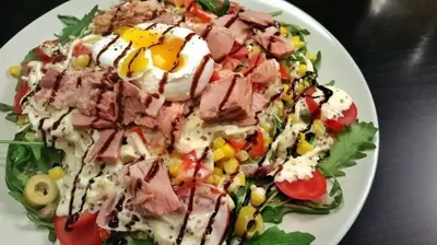 Салат с рукколой, яйцом пашот и тунцом