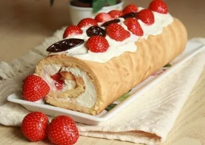 Рулет «Клубника со сливками»