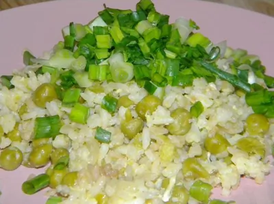 Рис с яйцом, горошком и соевым соусом