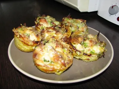 Тарталетки из картофеля с куриным филе под чесночно-сырным соусом