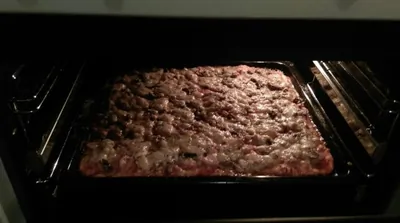 Пицца на тонкой основе с грибами и ветчиной