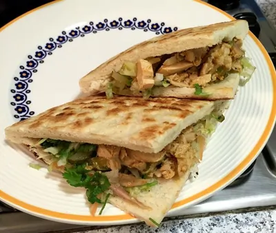 Панини с курицей и солеными огурцами