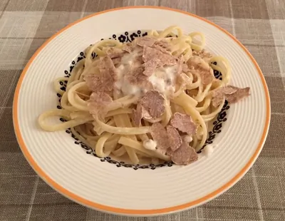 Лингвини с сырным соусом и трюфелем