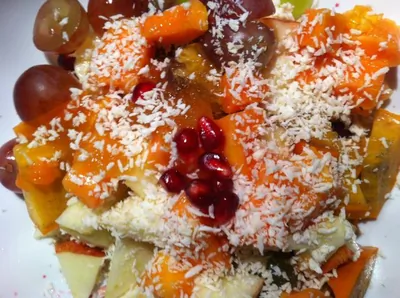 Зимний фруктовый салат с медом и кокосом