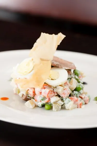 «Оливье» с курицей, сельдерем и цветной капустой