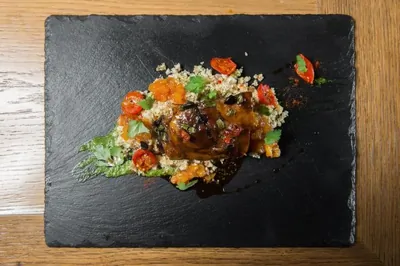 Кускуc с ягненком и чатни из груши