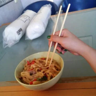 Пшеничная лапша с курицей в соево-медовом соусе