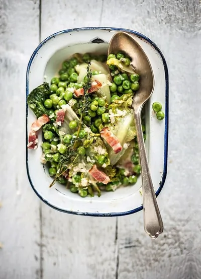 Тушеный салат романо с копченым беконом и зеленым горошком