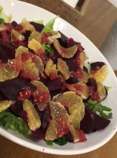 Салат из свеклы и мандаринов с клюквенной заправкой