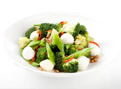 Салат с моцареллой Unagrande, брокколи и стручковым горошком