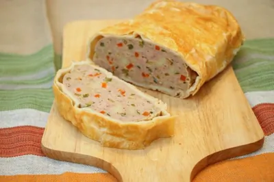 Мясной рулет в слоеном тесте