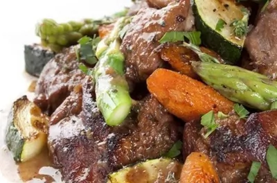 Кролик с овощами в красном вине