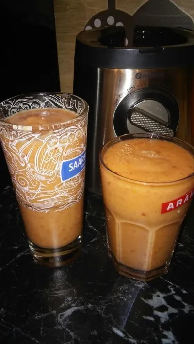 Смузи с клубникой и бананом