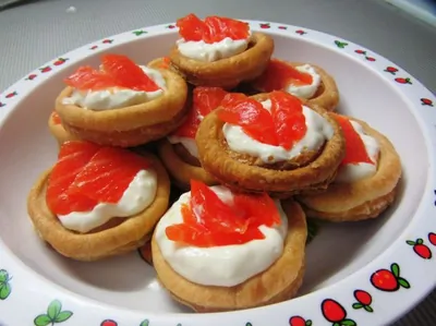 Тарталетки со сливочным сыром и слабосоленой рыбой