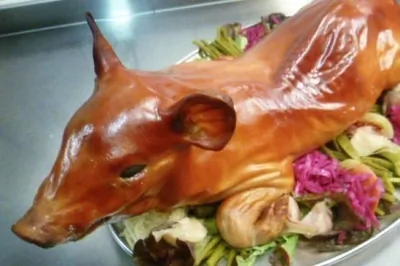 Зажаристый поросенок целиком, начиненный гречкой с грибами