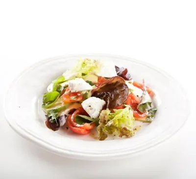 Cалат с помидорами, авокадо и рикоттой Unagrande