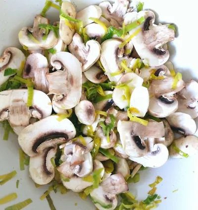 Жюльен с пореем и грибами в соусе бешамель