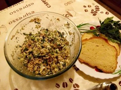 Салат с печенью трески