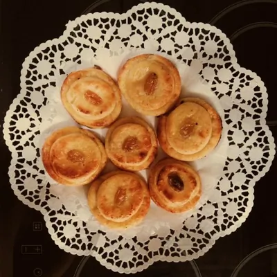 Ватрушка с изюмом