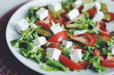 Яркий салат с помидорами и сербской брынзой