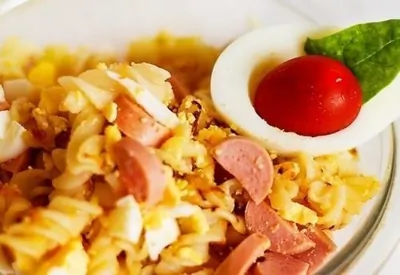 Макароны с сосисками, яйцами и сыром