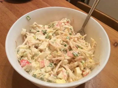 Нежный салат с крабом, яйцами и проростками