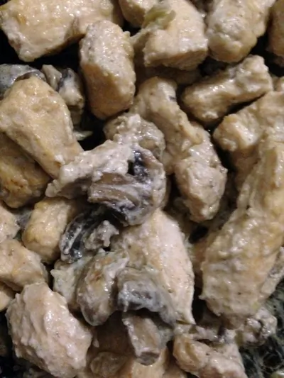 Куриная грудка с шампиньонами в сметанном соусе