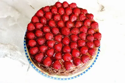 Шоколадный торт с клубникой и кремом