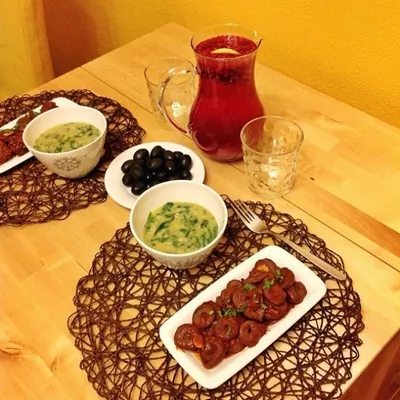 Индюшачьи сердца в соусе из копченой паприки с пюре из желтой чечевицы со шпинатом