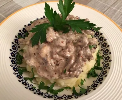 Говядина «Строганов» (Boeuf Stroganoff)