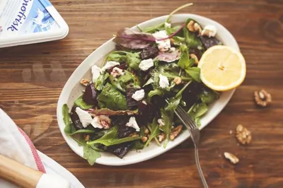 Свекольный салат с козьим сыром