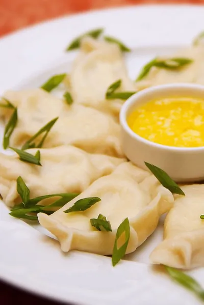 Соленые вареники с творогом и зеленью