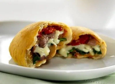 Кальцоне с ветчиной и сыром под соусом маринара