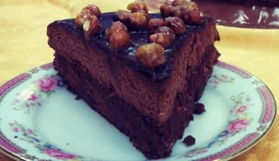 Бисквитный шоколадный торт с карамелизованным фундуком