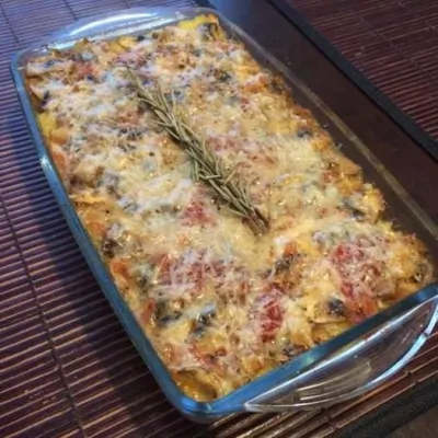 Запеченная полента с грибами, помидорами и моцареллой