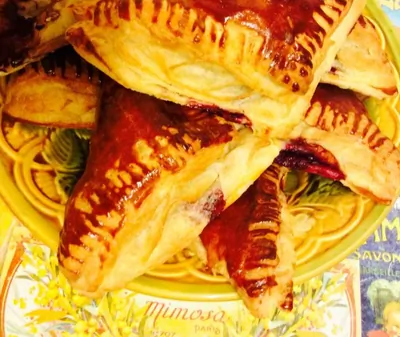 Пирожки из слоеного теста «Вишня на коньяке»